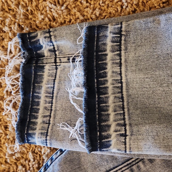 Calvin Klein light wash distressed hem womans size 30 jeans - Picture 3 of 12